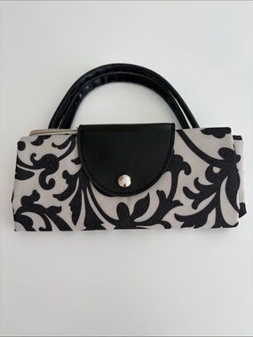 Le Pliage Longchamp-Style. Black & White Floral Print Handbag with Top Handles.